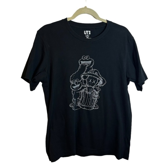 UNIQLO X KAWS SESAME STREET MENS TEE - Picture 1 of 4